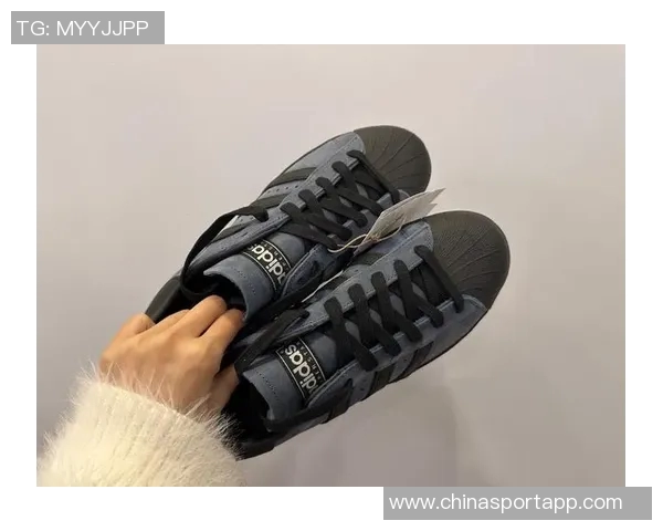 阿迪达斯发布日本国家队2026世界杯客场球衣设计细节曝光袖口采用纯黑风格 阿迪达斯发布日本国家队2026世界杯客场球衣设计细节曝光袖口采用纯黑风格