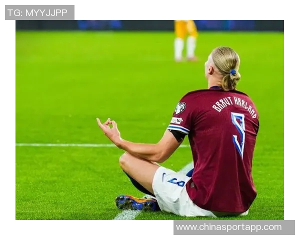 哈兰德社交媒体分享英伦风格穿搭绿色帽子搭配马甲尽显绅士魅力 哈兰德社交媒体分享英伦风格穿搭绿色帽子搭配马甲尽显绅士魅力