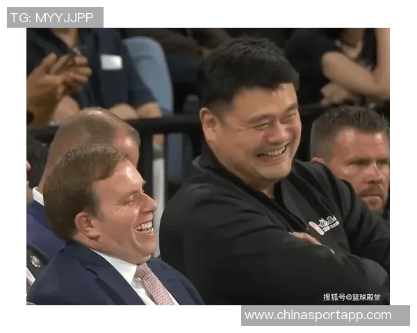 独行侠老板现场观战NBA中国赛女兆日月笑容成经典表情包 独行侠老板现场观战NBA中国赛女兆日月笑容成经典表情包