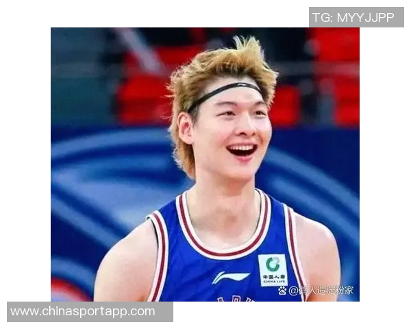 杨瀚森背粉色小书包启程湾区NBA首秀即将开启 杨瀚森背粉色小书包启程湾区NBA首秀即将开启