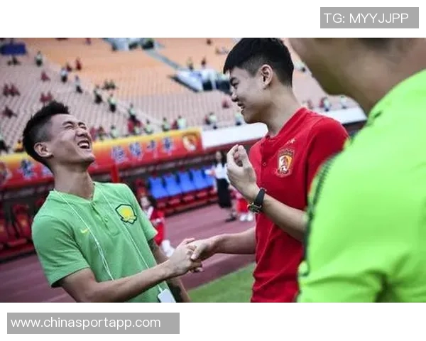 媒体人解读杨立瑜竖大拇指事件背后的真实情感与球迷互动的误解