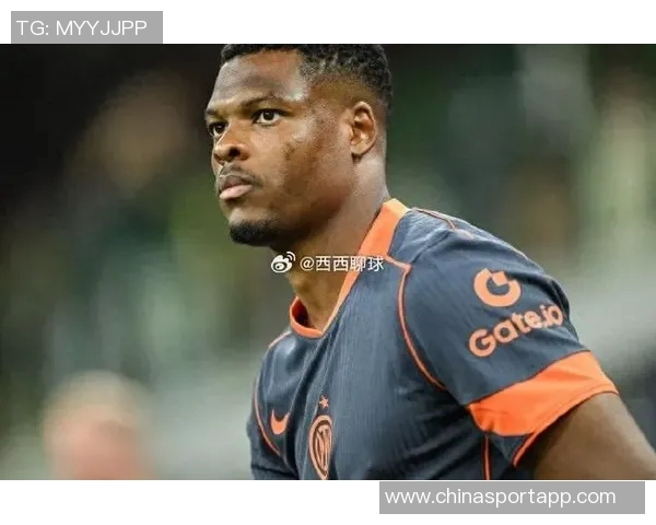 邓弗里斯不满被换下怒砸皮球表情郁闷引发关注